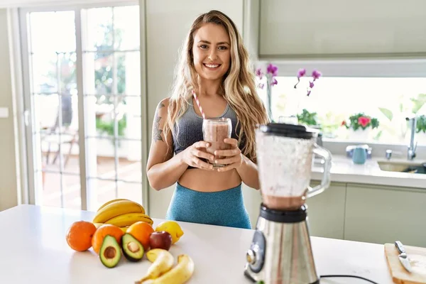 Junge Frau Lächelt Selbstbewusst Und Hält Glas Smoothie Der Küche — Stockfoto