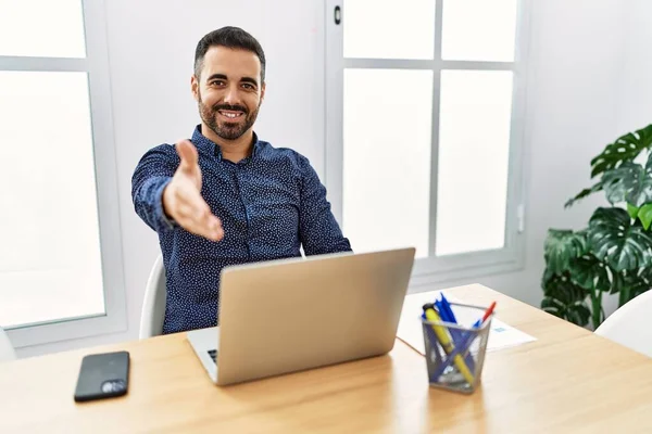 Joven Hombre Hispano Con Barba Trabajando Oficina Con Portátil Sonriente — Foto de Stock