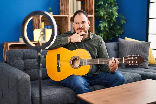 Ayrıca Müzik Stüdyosunda Klasik Gitar Çalan Sakallı Spanyol Bir Adam — Stok fotoğraf