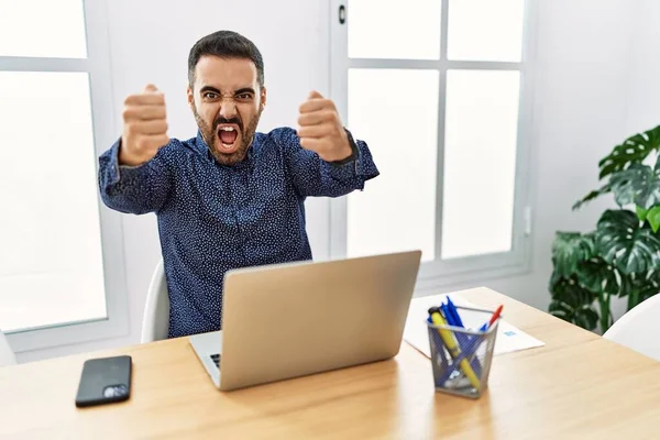 Giovane Uomo Ispanico Con Barba Che Lavora Ufficio Con Computer — Foto Stock