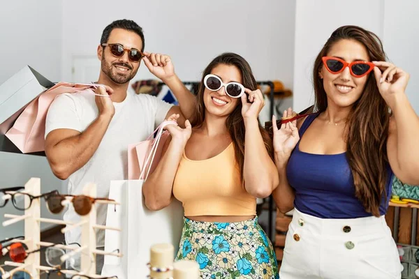 Groep Jonge Latijns Amerikaanse Mensen Glimlachen Blij Proberen Een Zonnebril — Stockfoto