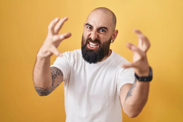 Young Hispanic Man Beard Tattoos Standing Yellow Background Shouting Frustrated —  Fotos de Stock