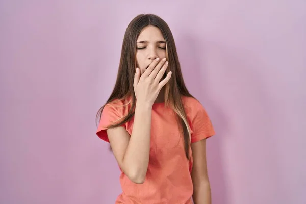 Подросток Стоящий Розовом Фоне Устал Зевать Прикрывая Рот Рукой Беспокойство — стоковое фото