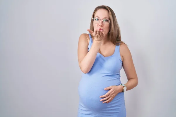 Jonge Zwangere Vrouw Die Een Witte Achtergrond Staat Kijken Naar — Stockfoto