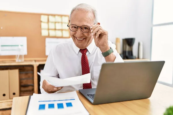 Senior Man Business Worker Reading Document Working Office — Fotografia de Stock