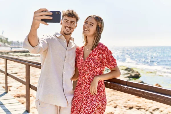 Jong Hispanic Paar Vakantie Lachend Gelukkig Maken Selfie Door Smartphone — Stockfoto