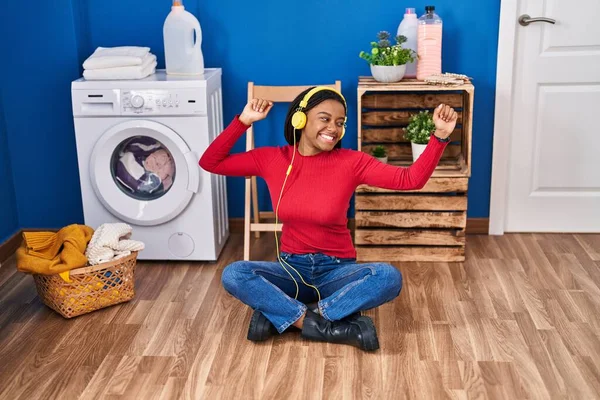 Mujer Afroamericana Escuchando Música Esperando Lavadora Lavandería —  Fotos de Stock