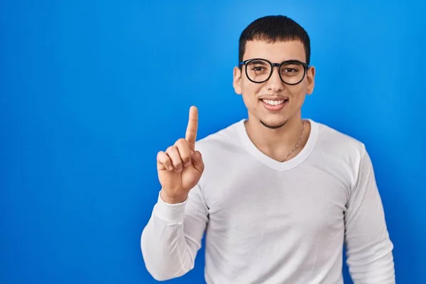 Mladý Arabský Muž Sobě Ležérní Bílé Košile Brýle Ukazující Ukazující — Stock fotografie