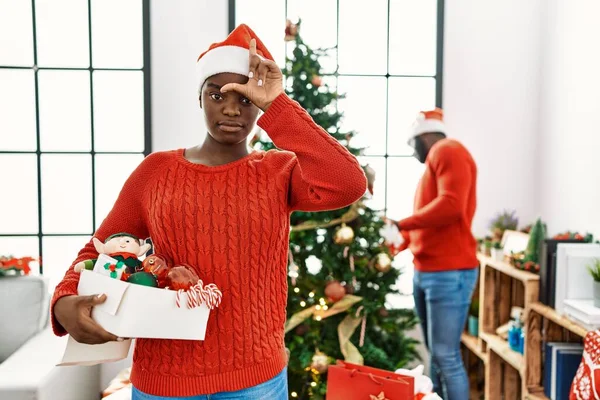 Joven Pareja Afroamericana Pie Junto Árbol Navidad Burlándose Gente Con —  Fotos de Stock