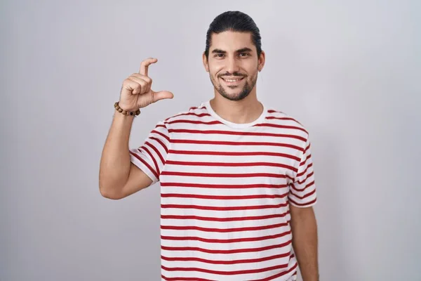 Hispanic Man Long Hair Standing Isolated Background Smiling Confident Gesturing — ストック写真