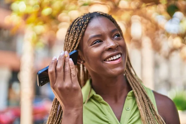 Afričanky Americká Žena Mletí Sebevědomí Poslech Audio Zprávy Smartphone Parku — Stock fotografie