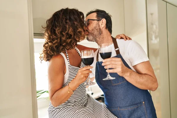 Pareja Hispana Mediana Edad Besando Brindando Con Vino Cocina — Foto de Stock