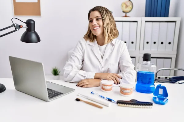 Jeune Femme Hispanique Travaillant Clinique Dentaire Regardant Côté Avec Sourire — Photo