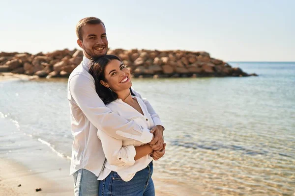 Man Woman Couple Smiling Happy Hugging Each Other Standing Seaside — Stock fotografie