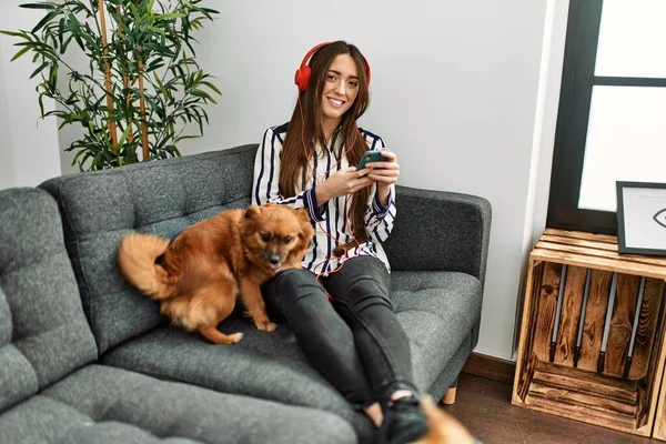Jovem Hispânica Usando Smartphone Sentado Sofá Com Cão Casa — Fotografia de Stock