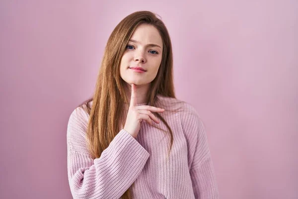 Young Caucasian Woman Standing Pink Background Thinking Concentrated Doubt Finger — Stock Photo, Image