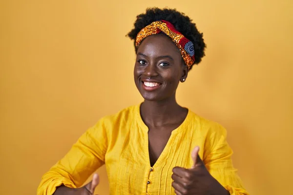 African Young Woman Wearing African Turban Approving Doing Positive Gesture — Stockfoto