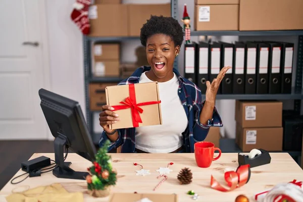 Afroamerikanerin Steht Weihnachten Der Schaufensterpuppe Einem Kleinen Geschäft Und Feiert — Stockfoto