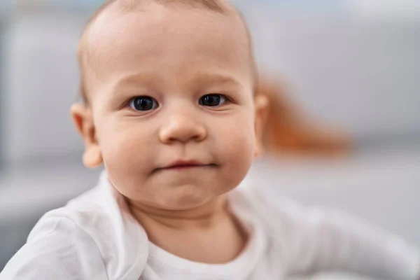 可爱的幼儿站在家里 — 图库照片