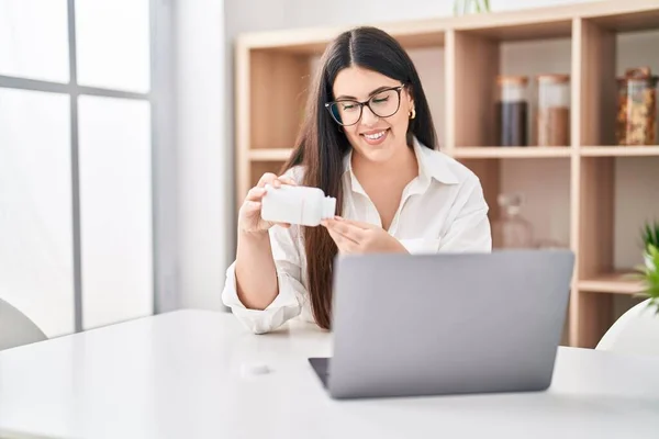 Jonge Latijns Amerikaanse Vrouw Met Pillen Die Telegeneeskunde Thuis Hebben — Stockfoto