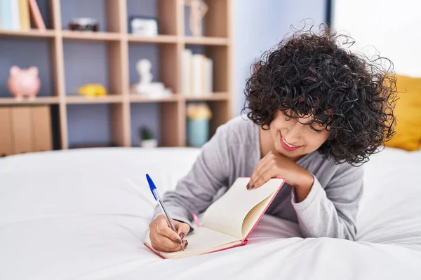 Joven Mujer Oriente Medio Escribiendo Cuaderno Acostado Cama Dormitorio — Foto de Stock