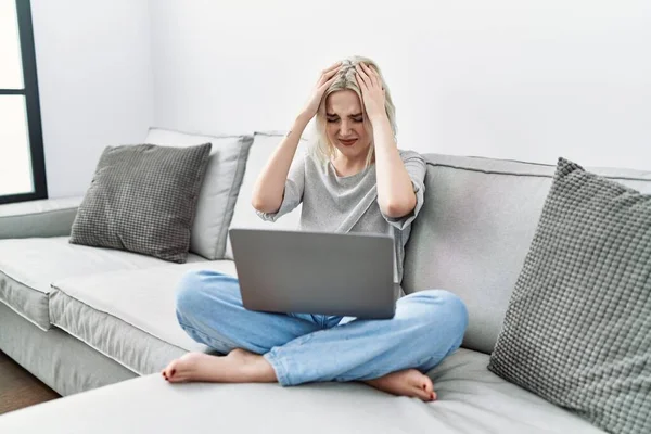 Mladá Běloška Která Doma Používá Notebook Sedí Pohovce Trpí Bolestí — Stock fotografie