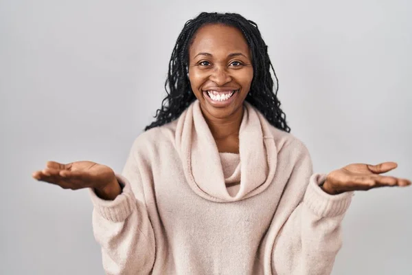 Afrikanerin Steht Vor Weißem Hintergrund Und Lächelt Fröhlich Und Bietet — Stockfoto