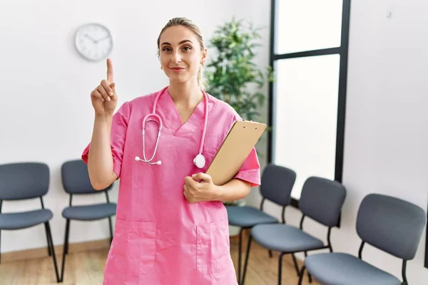 Junge Krankenschwester Wartezimmer Der Klinik Überrascht Mit Einer Idee Oder — Stockfoto