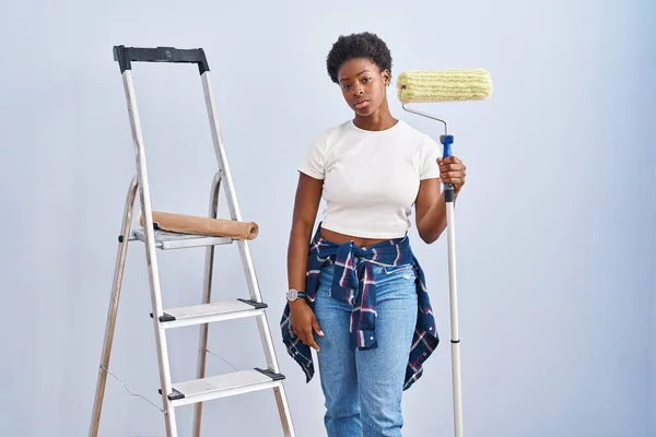 Africano Americano Mulher Segurando Pintor Rolo Olhando Sonolento Cansado Exausto — Fotografia de Stock