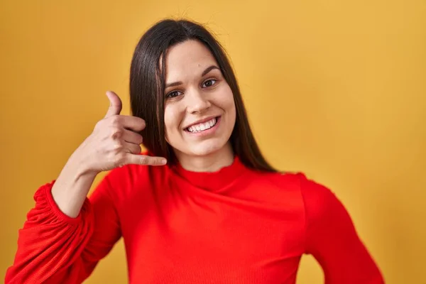 Young Hispanic Woman Standing Yellow Background Smiling Doing Phone Gesture — Foto de Stock