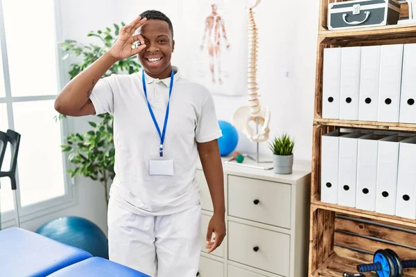 Junger Afrikanischer Physiotherapeut Der Einer Schmerzklinik Arbeitet Lächelt Glücklich Und — Stockfoto