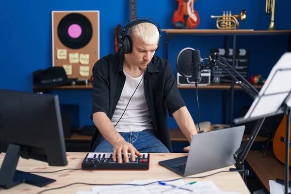 Młody Biały Mężczyzna Muzyk Mając Sesja Muzyczny Studio — Zdjęcie stockowe