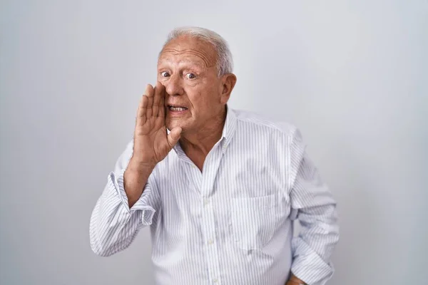 Gri Saçlı Yaşlı Adam Arka Planda Duruyor Ağzı Kapalı Gizli — Stok fotoğraf