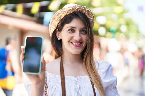 Jovem Morena Segurando Smartphone Mostrando Tela Branco Olhando Positivo Feliz — Fotografia de Stock