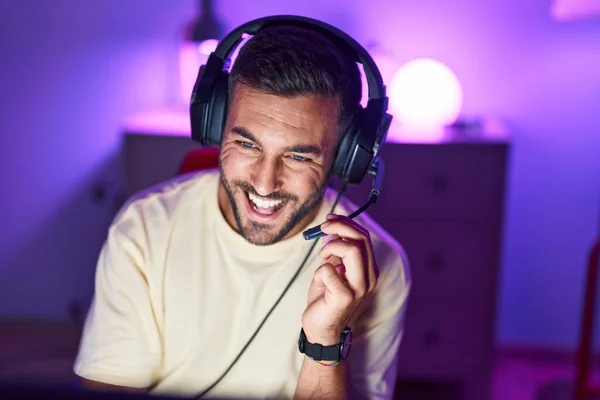 Junger Hispanischer Mann Lächelt Selbstbewusst Bei Videotelefonie Spielhalle — Stockfoto