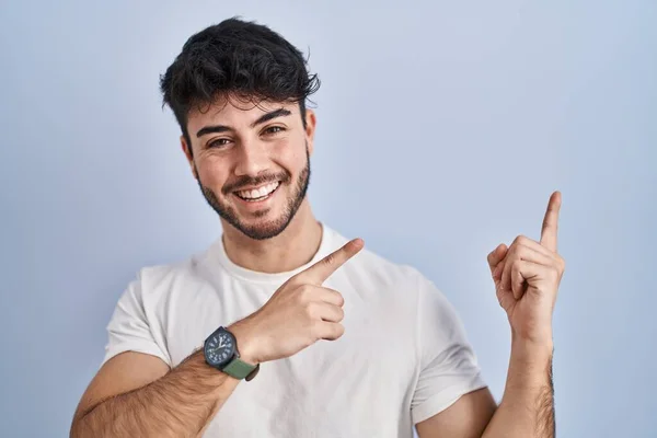 Homem Hispânico Com Barba Sobre Fundo Branco Sorrindo Olhando Para — Fotografia de Stock