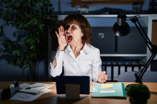 Mujer Mediana Edad Que Trabaja Oficina Por Noche Gritando Gritando —  Fotos de Stock