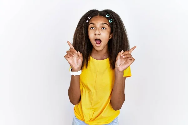 Joven Afroamericana Chica Pie Sobre Blanco Aislado Fondo Asombrado Sorprendido —  Fotos de Stock