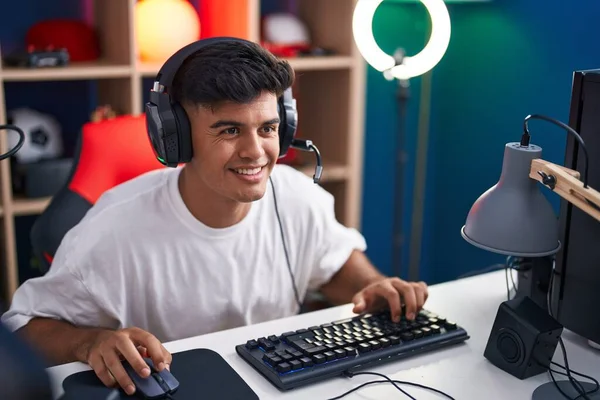 Mladý Hispánec Muž Streamer Hrát Videohry Pomocí Počítače Herně — Stock fotografie