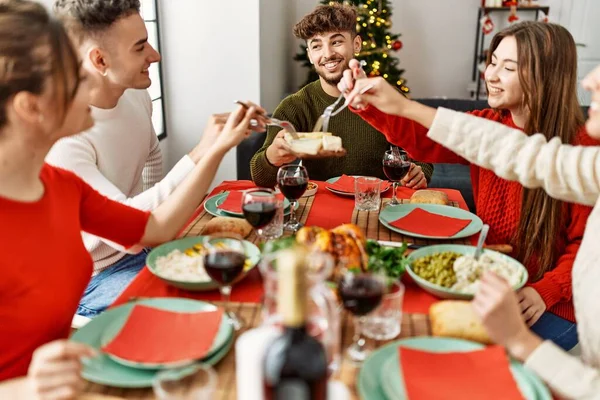 집에서 크리스마스 식사를 즐기고 젊은이들이 있습니다 — 스톡 사진