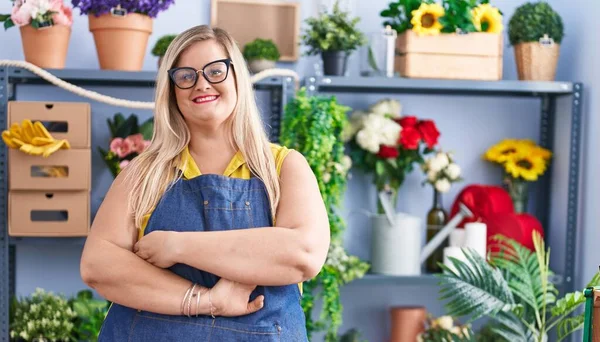 Jonge Vrouw Bloemist Glimlachen Zelfverzekerd Staan Met Armen Gekruist Gebaar — Stockfoto