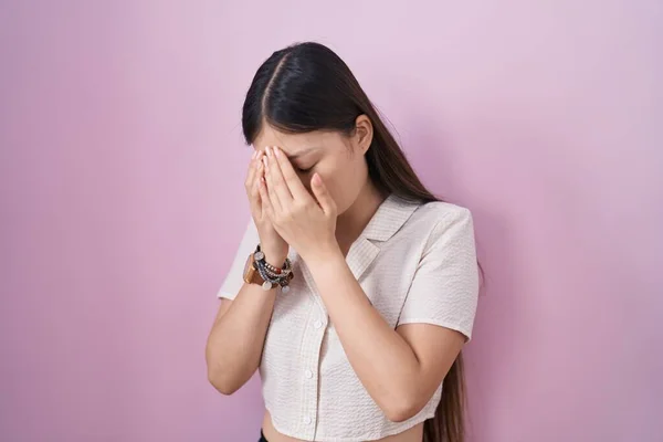 Jovem Chinesa Sobre Fundo Rosa Com Expressão Triste Cobrindo Rosto — Fotografia de Stock