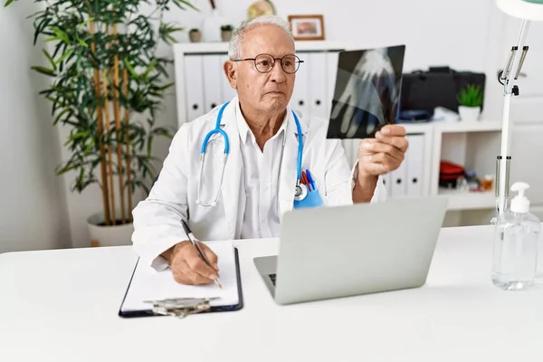 Senior Man Wearing Doctor Uniform Holding Xray Working Clinic — Stok fotoğraf