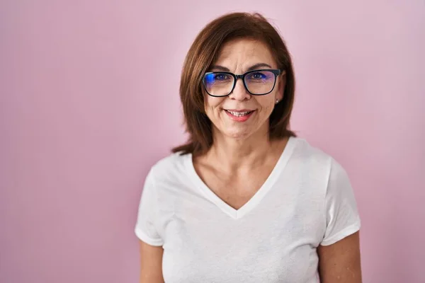 Mulher Hispânica Meia Idade Sobre Fundo Rosa Com Sorriso Feliz — Fotografia de Stock