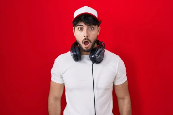 Hispanic Man Med Skägg Bär Gamer Hatt Och Hörlurar Rädd — Stockfoto