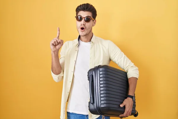 Jeune Homme Hispanique Tenant Une Valise Allant Vacances Été Pointant — Photo