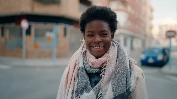Jong Afrikaans Amerikaans Vrouw Glimlachen Zelfverzekerd Staan Straat — Stockfoto