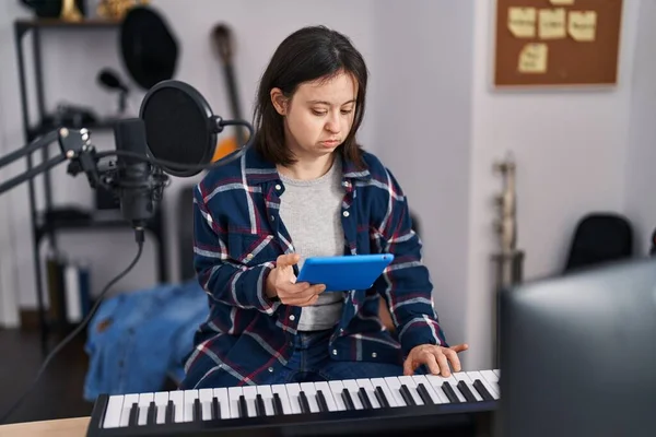 Giovane Donna Con Sindrome Musicista Suonare Pianoforte Utilizzando Touchpad Studio — Foto Stock