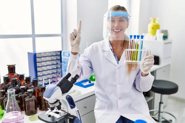 Beautiful Woman Working Scientist Laboratory Smiling Idea Question Pointing Finger — Stock Photo, Image