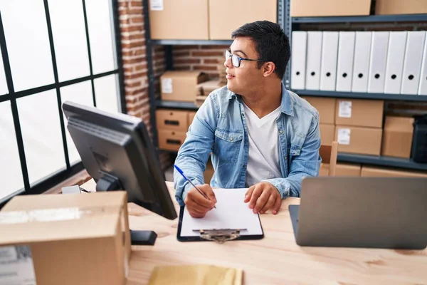 Síndrome Hombre Comercio Electrónico Trabajador Negocios Escribir Documento Oficina — Foto de Stock